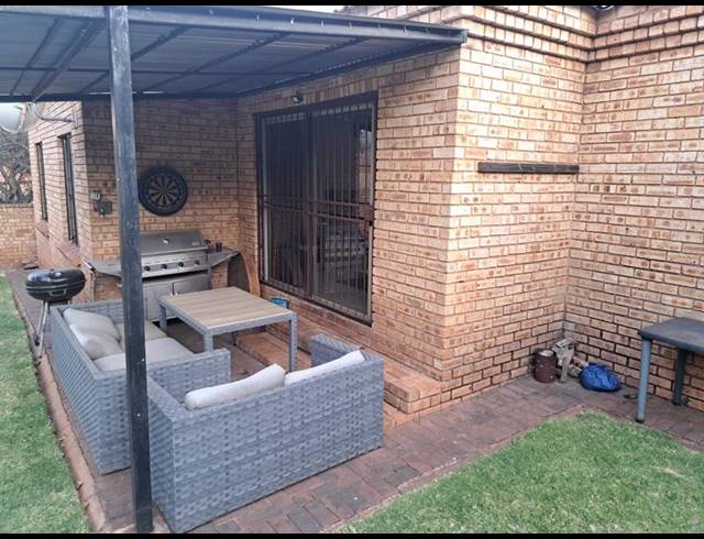 3 BEDROOM TOWNHOUSE FOR SALE IN KENMARE